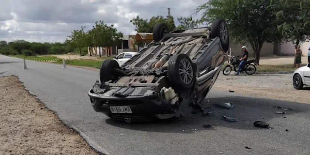 Segundo testemunhas, a enfermeira perdeu o controle da direção e capotou. Antes, atingiu os outros dois carros. Por sorte, ninguém ficou ferido grave.