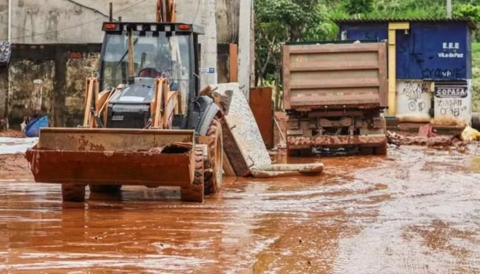 160129,tragedia-em-cidade-mineira-deixa-11-mortos-e-mais-de-80-mil-pessoas-afetadas-3