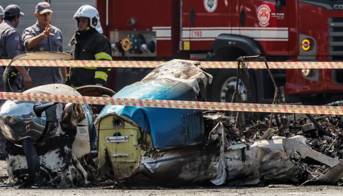 161171,destrocos-de-aviao-que-caiu-em-sao-paulo-sao-retirados-duas-pessoas-morreram-3