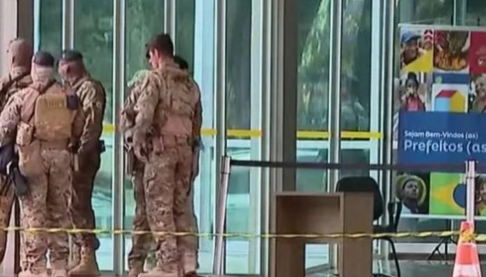 165119,suspeita-de-bomba-mobiliza-policia-em-frente-ao-ministerio-do-desenvolvimento-em-brasilia-3