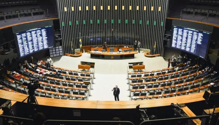 165280,pt-vai-pedir-cassacao-de-mandato-de-eduardo-bolsonaro-diz-lider-na-camara-3