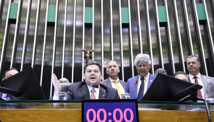 166301,salarios-da-saude-poderao-ser-pagos-com-emendas-decide-congresso-3