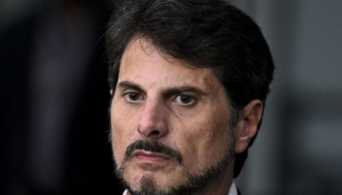 168217,apos-viagem-irregular-senador-e-alvo-de-operacao-e-obrigado-a-usar-tornozeleira-3