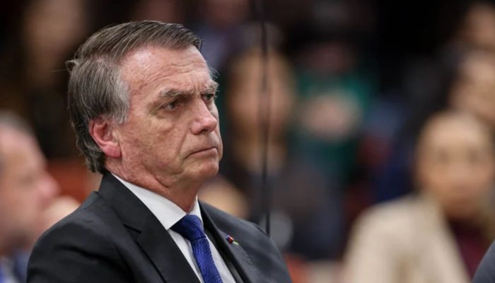 173984,mesmo-preso-bolsonaro-acumula-salarios-mantem-equipe-e-carros-oficiais-3 (1)