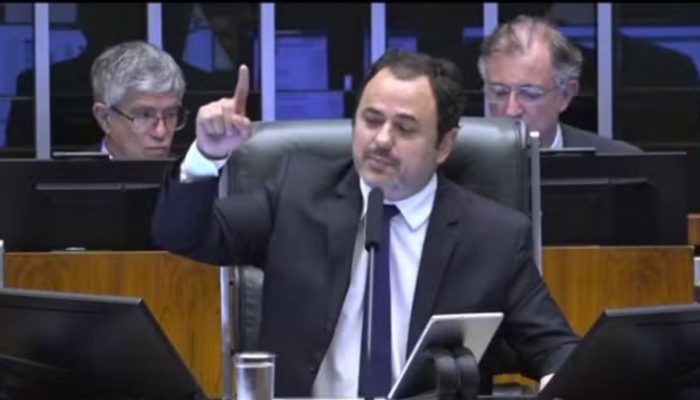 174521,deputado-glauber-braga-ocupa-mesa-da-camara-e-e-retirado-a-forca-pela-policia-legislativa-3