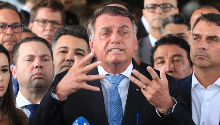 174832,exercito-abre-processo-para-cassar-porte-de-arma-de-bolsonaro-e-de-generais-3
