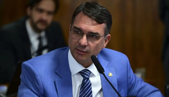 175350,bolsonaro-confirma-flavio-como-pre-candidato-a-presidencia-em-2026-3