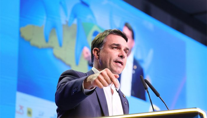 182880,flavio-bolsonaro-e-convidado-por-trump-para-reuniao-nos-eua-3