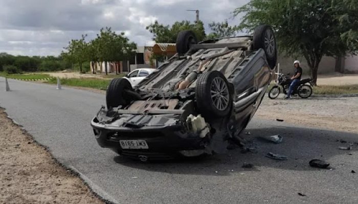 Segundo testemunhas, a enfermeira perdeu o controle da direção e capotou. Antes, atingiu os outros dois carros. Por sorte, ninguém ficou ferido grave.