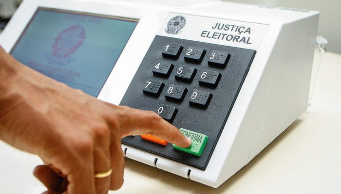 DemonstraÁ¿o do uso da urna eletrÙnica para as eleiÁ¿es de 2006.