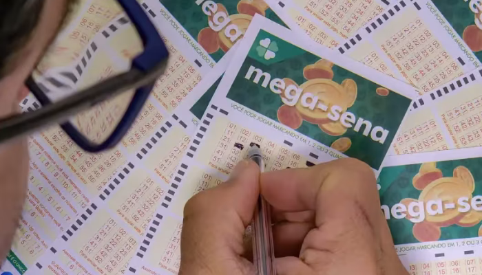 Foto-Nova-Caderneta-da-Pessoa-Idosa-4-2.png (1)