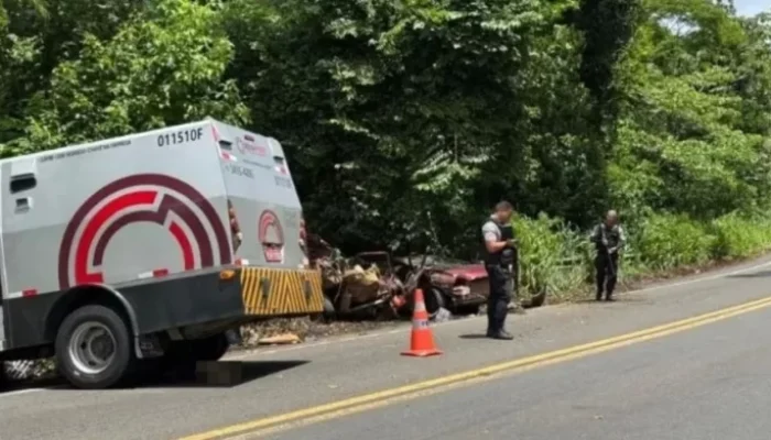 TRAGEDIA-NA-BR-101-Acidente-com-carro-forte-deixa-tres-mortos-em-Aurelino-Leal-696x391-1.webp.webp