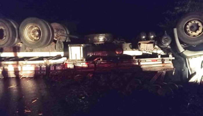 acidente-grave-na-br-407-em-filadelfia-ndash-caminhao-tomba-e-transito-fica-em-caos