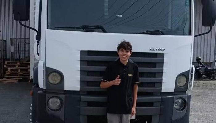falaram-que-tenho-10-anos-caminhoneiro-e-parado-pela-policia-por-parecer-crianca-2_widelg.jpg