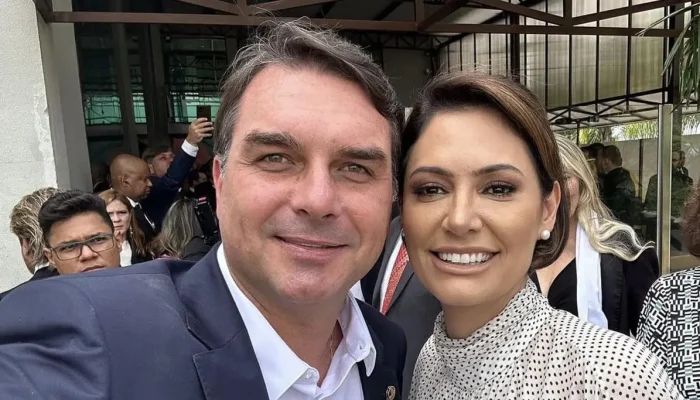 imagem-principal-michelle-teria-mandado-retirar-fotos-dela-e-de-jair-do-gabinete-de-flavio-no-pl-fla.webp
