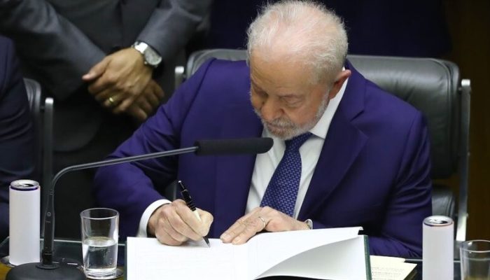 luiz-inacio-lula-da-silva-assinando_widelg.jpg