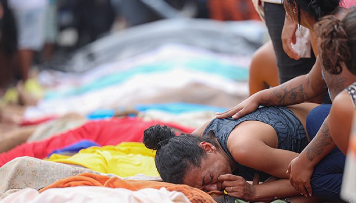 Rio de Janeiro (RJ), 28/10/2025 - Dezenas de corpos são trazidos por moradores para a Praça São Lucas, na Penha, zona norte do Rio de Janeiro. 
Foto: Tomaz Silva /Agência Brasil