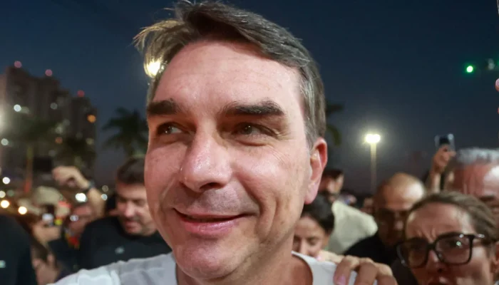 o-senador-flavio-bolsonaro-plrj-pre-candidato-a-presidencia-inicia-caminhada-com-apoiadores-ate-o-sa.webp